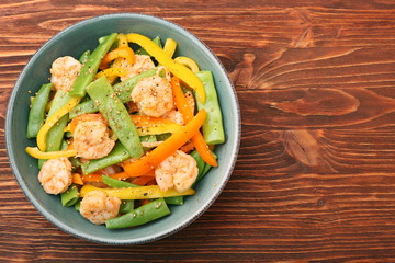 Snow pea salad with shrimps and pepper