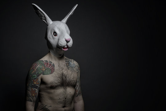 Uomo tatuato con maschera di coniglio Stock Photo | Adobe Stock