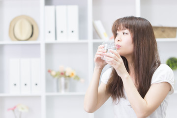 水を飲む女性