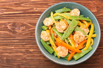 Snow pea salad with shrimps and pepper