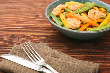 Snow pea salad with shrimps and pepper