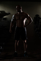 Fototapeta na wymiar Siluet Bodybuilder Standing In The Gym