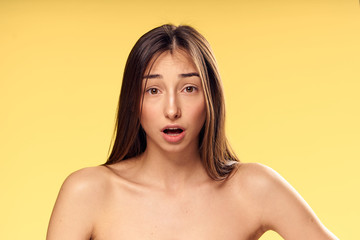 Obraz premium confused woman on a yellow background