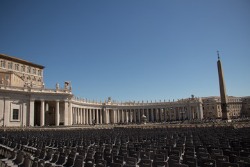 jasne marmurowe kolumny z rzeźbami na tle błękitnego słonecznego nieba © Magdalena