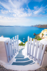 Ein traditioneller symmetrischer Türhof, Ia, Santorini, Griechenland. Flitterwochen-Sommer Ägäis kykladischer Hintergrund, Gelassenheit, Ruhe.