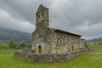 Fototapeta na wymiar For the Hermitage of San Juan de Ciliergo in Panes, Asturias
