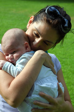 Mutter schmust liebevoll ihr ihrem Baby