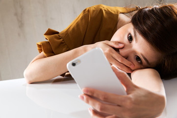 スマートフォン / 動揺する女性