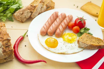 Photo sur Plexiglas Oeufs sur le plat Oeufs frits saucisses tomates pour un petit déjeuner sain