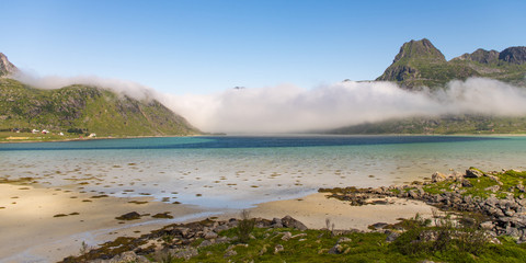 Un nuage au-dessus d'une plage des Lofoten
