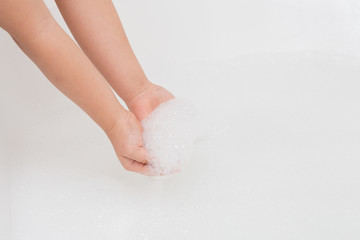 Naklejka premium Child hand playing bubble on the floor