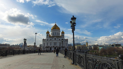 Fototapeta na wymiar Vista panoramica della Cattedrale di Cristo Salvatore e Ponte dei Patriarchi, Mosca, Russia