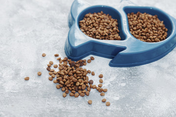 Dry cat food 