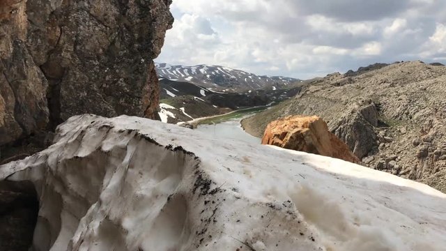 dağlarda u&ccedil;urumlardan etkileyici manzaralar