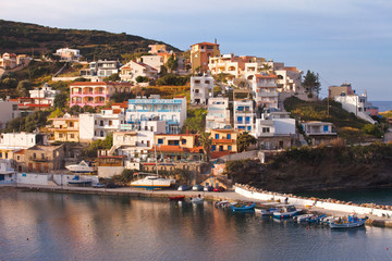 Fototapeta na wymiar Wakacje na Krecie w Grecji. Śródziemnomorskie miasteczko nad morzem.