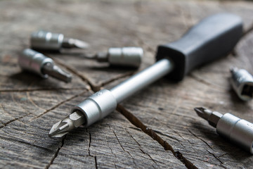 Отвертка с насадками.