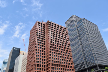 都会の高層ビル群と青空