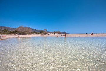 Wakacje na Krecie w Grecji. Idealna plaża Elafonissi z krystaliczną wodą.