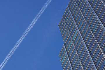 Obraz premium Perspective and underside angle view to textured background of contemporary glass building skyscrapers .