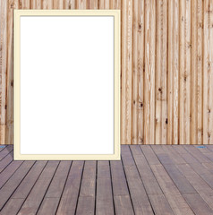 tableau vierge sur terrasse bois avec éclairage intégré, fond lambris