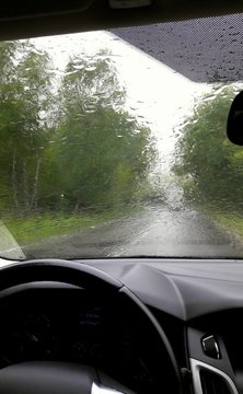 Viaggiando in auto sotto la pioggia