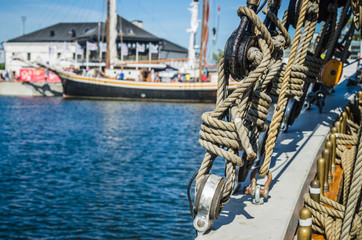 Obraz premium Ropes and rigging on an old sailboat, shallow depth of field