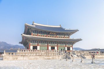 Fototapeta premium SEOUL, SOUTH KOREA - 17 Jan 2017 : Gyeongbokgung palace, famous destination ancient traditional korean style palace for tourists in Seoul, South Korea