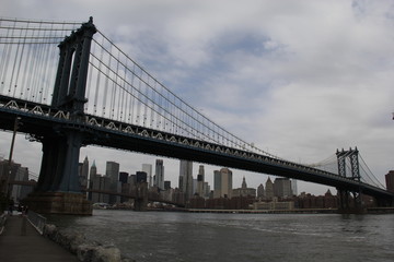 Fototapeta na wymiar New York Manhattan Bridge from below