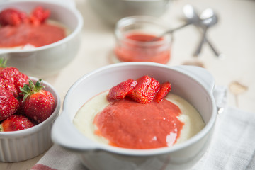 Vanillepudding mit Erdbeeren