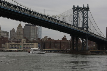 Obraz premium New York Manhattan Bridge from below