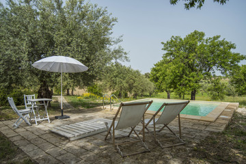 Villa con piscina e arredamento da esterno