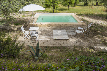 Villa con piscina e arredamento da esterno