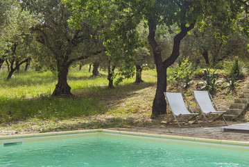 Villa con piscina e arredamento da esterno