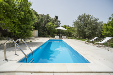 Villa con piscina e arredamento da esterno - obrazy, fototapety, plakaty