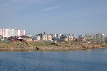 Fototapeta na wymiar the city next to the river