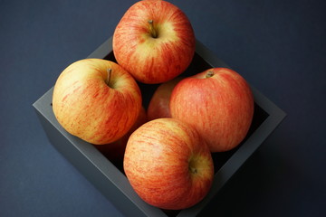 Äpfel in quadratischer Kiste