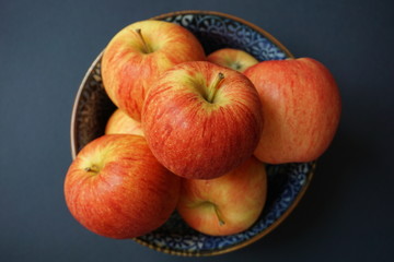 Äpfel in Schüssel Draufsicht