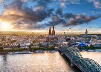 Kölner Skyline im Sonnenuntergang