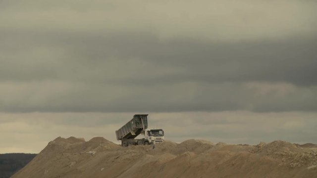 Truck unloading in a quarry