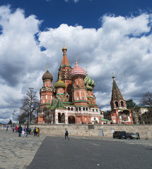 Fototapeta na wymiar Mosca, 25/04/2017: la Cattedrale di San Basilio, costruita dal 1555 al 1561 su ordine dello zar Ivan il Terribile per commemorare la presa di Kazan e Astrakhan