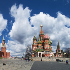 Fototapeta na wymiar Mosca, 25/04/2017: panoramica delle mura del Cremlino con la Torre Spasskaja e la Cattedrale di San Basilio, tre famosi simboli della città che si affacciano sulla Piazza Rossa