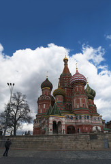 Fototapeta na wymiar Mosca, 25/04/2017: la Cattedrale di San Basilio, costruita dal 1555 al 1561 su ordine dello zar Ivan il Terribile per commemorare la presa di Kazan e Astrakhan