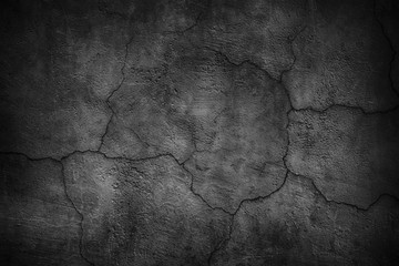 Mur de béton noir fissuré, fond sombre de texture de ciment