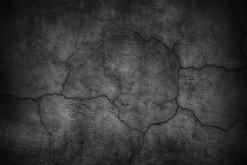 Foto op Plexiglas Steen Gebarsten zwarte betonnen muur, sombere cement textuur achtergrond
