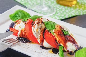 Tomate-Mozzarella in Scheiben geschnitten und seviert auf einem Teller
