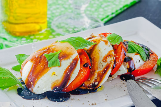 Tomate-Mozzarella in Scheiben geschnitten und seviert auf einem Teller