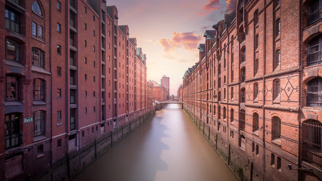Speicherstadt in Hamburg mit sch&ouml;nem Sonnenuntergang im Hintergrund