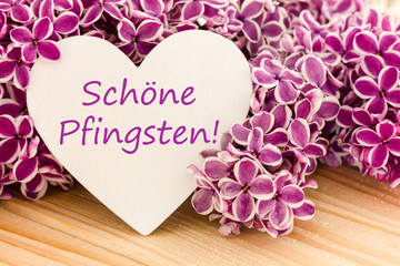 ein weißes Herz und Flieder zu Pfingsten