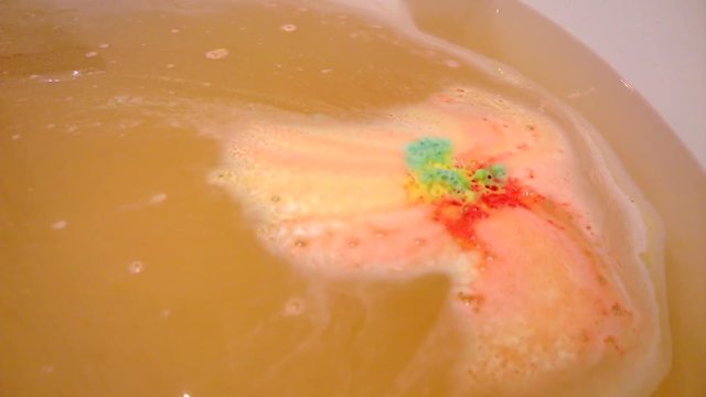 Bright bath bomb to dissolve in water