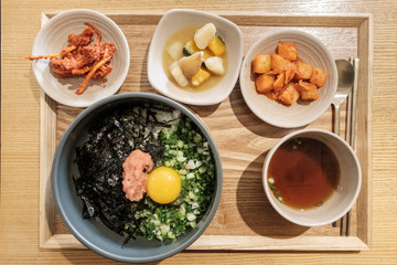 minced tuna on the rice with side dishes